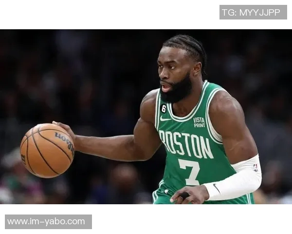 杰伦布朗强硬对抗表现平平半场仅得13分助攻6次展现全能能力